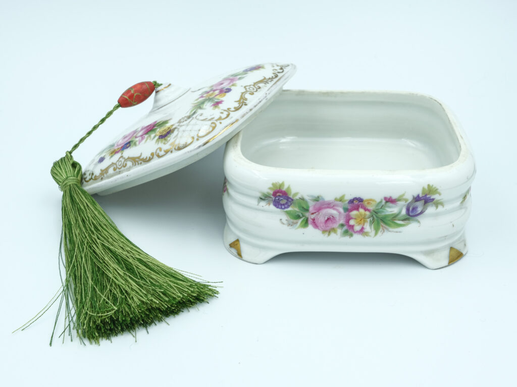 Thomas Bavaria rotu trauks ar vāku un pušķi ar bagātīgu ziedu motīvu.